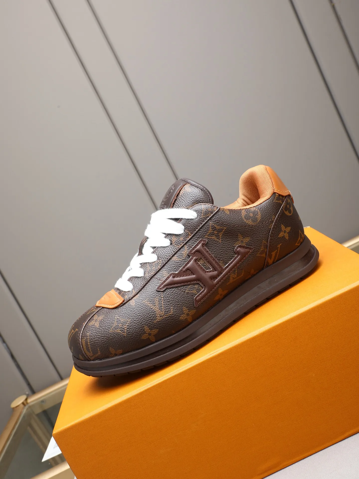PP560 LV Louis Vuitton L Jialu Brand Runner Tatic Series Thick-soled Casual Sports Shoes Running Shoes Original purchase, development and production This LV Runner Tatic sports shoe combines technical materials such as mesh fabric and ribbons to interpret the inspiration of traditional mountaineering shoes. LV letters are written on one side, the lariat buckle of the quick lacing system is embellished with Monogram flowers and Louis Vuitton logos, and the light and wear-resistant rubber outsole completes the whole. ▪️Fabric: Original imported cowhide + mesh ▪️Inner lining: Original customized breathable mesh ▪️Sole: Original open-molded anti-slip rubber combination material ▪️Size: Men's 38-44 (customized for 45 and 46)